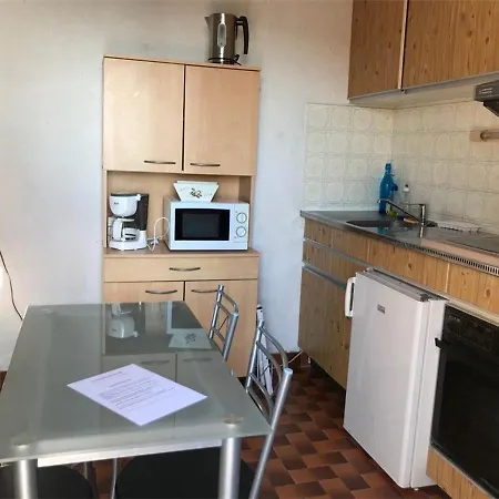 2 Pieces Climatisee Avec Terrasse, Face A La Mer, Parking Prive, Proche Commerces Et - Fr-1-81-343 *