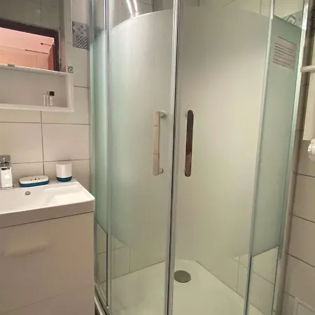 2 Pieces Climatisee Avec Terrasse, Face A La Mer, Parking Prive, Proche Commerces Et - Fr-1-81-343 * Leucate